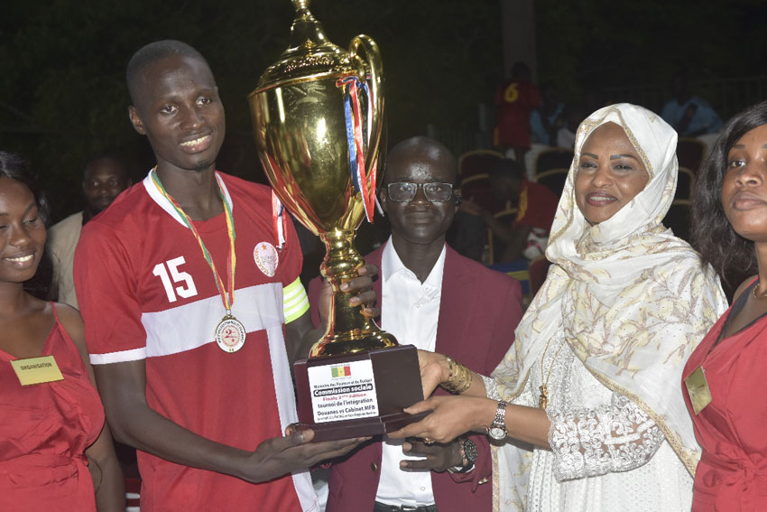 Tournoi de Foot Intégration : L’équipe de l’Administration des Douanes remporte le trophée