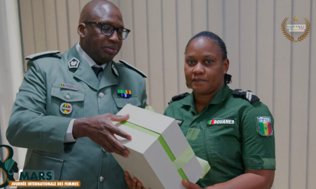 Célébration de la Journée de la femme : Le DG offre des cadeaux au personnel féminin