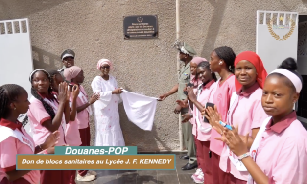 Douanes POP Don de blocs sanitaires au Lycée J F KENNEDY