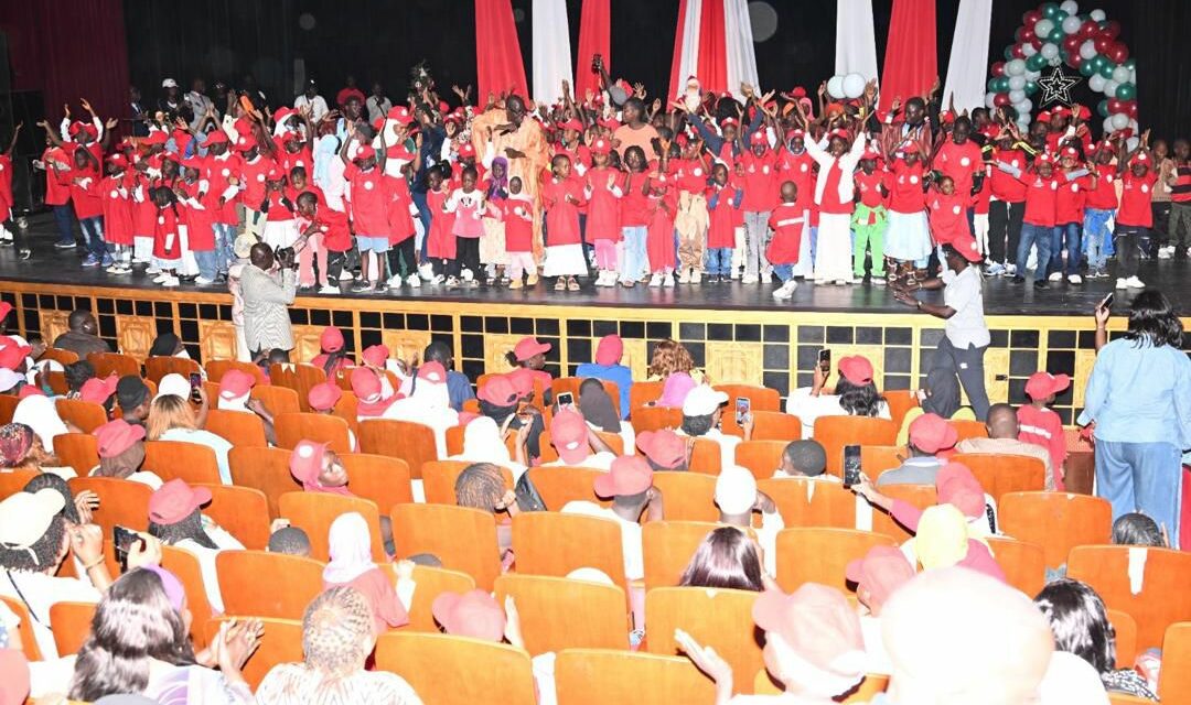 Arbre de Noël 2025 de la Douane : Le Directeur général en communion avec les enfants du personnel