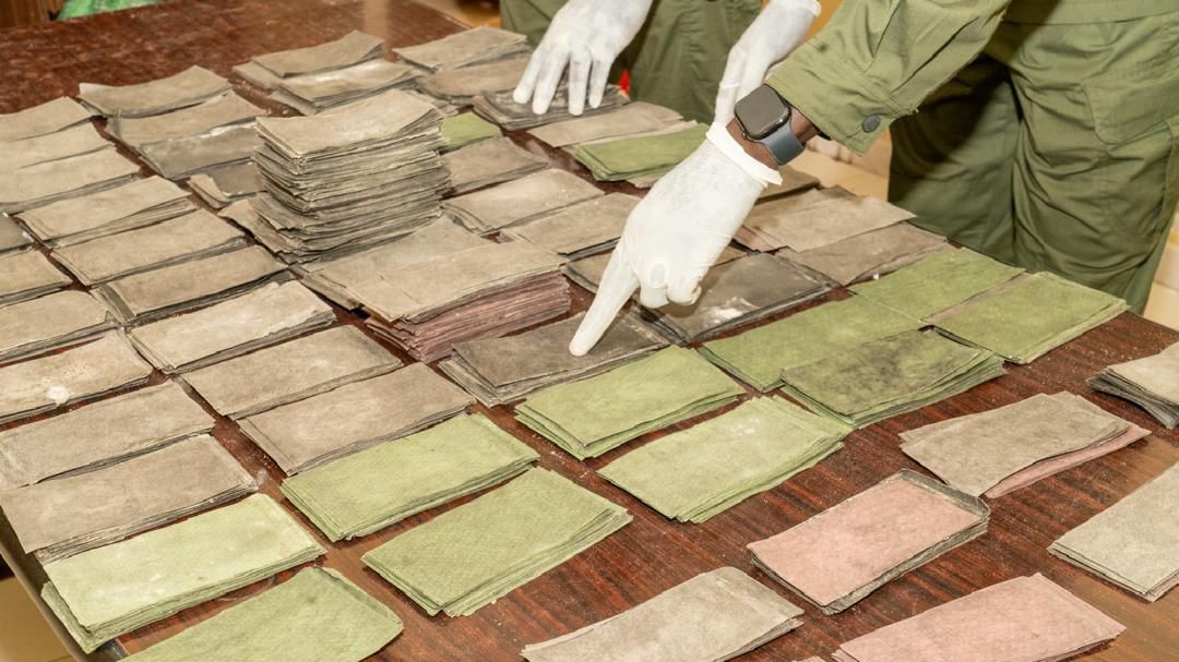 Suite de l’Opération « Coup de poing » contre la criminalité financière : Une nouvelle saisie de billets noirs d’une contrevaleur d’un milliard de francs CFA réalisée au Centre du pays.