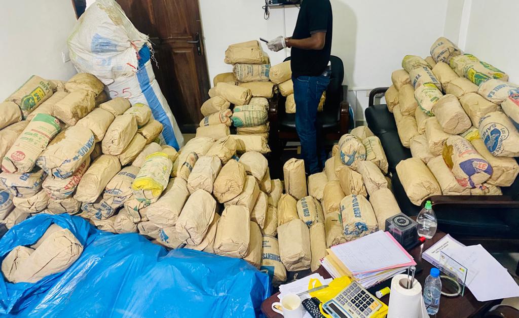 Démantèlement des réseaux et couloirs de trafic de stupéfiants La Douane déniche 335 kg de chanvre indien dans un dépôt de paille d’arachide à Kounoune