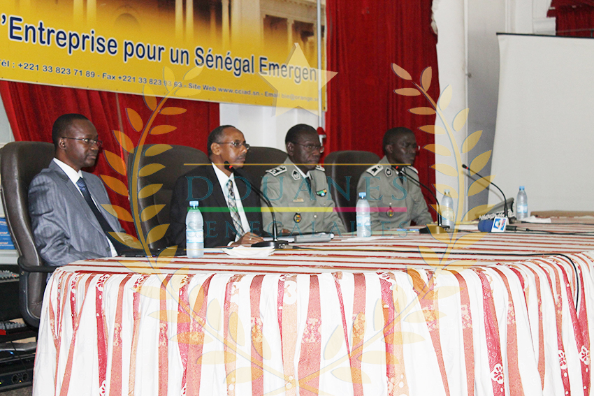 Cérémonie de remise de matériels informatiques à la Douane et de remise d’attestations aux commissionnaires en Douane