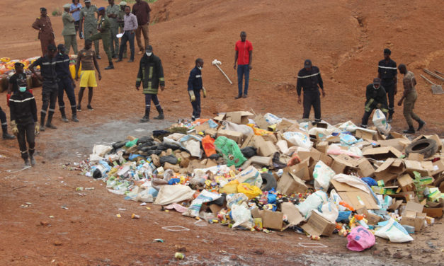Incinération de produits illicites à Thès