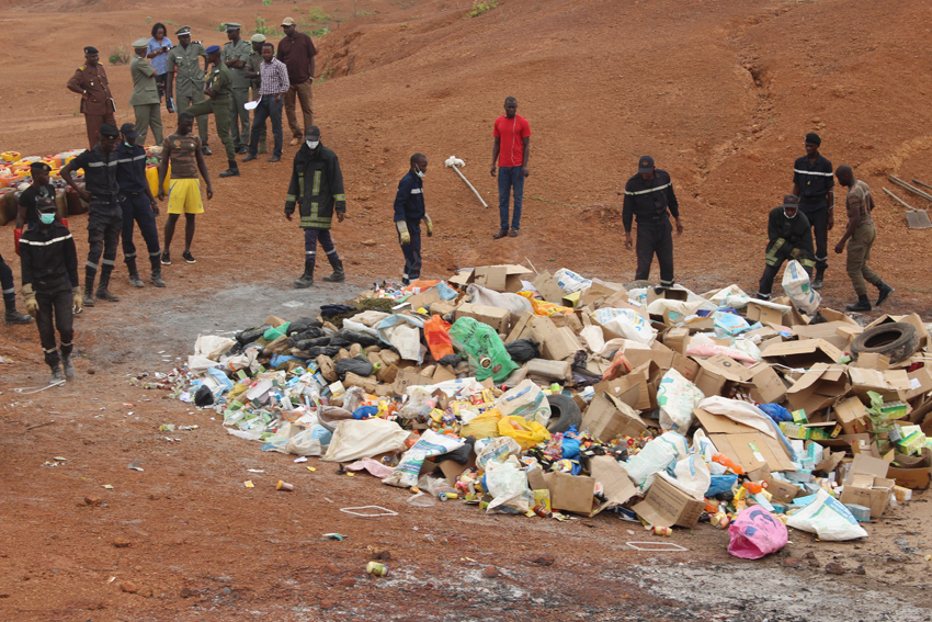 Incinération de produits illicites à Thès