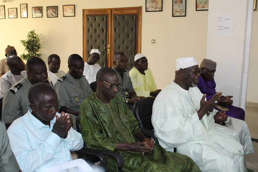 Le DG des Douanes, Oumar Diallo, reçoit les futurs pèlerins à la Mecque avant leur départ